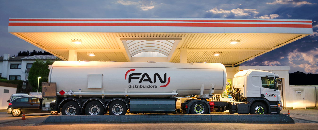 Caminhão-tanque da distribuidora de combustíveis abastecendo posto de gasolina parceiro